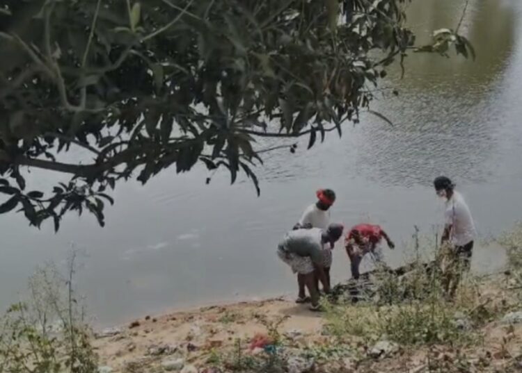 दुमका के खूंटा बांध तालाब से अज्ञात शव बरामद !