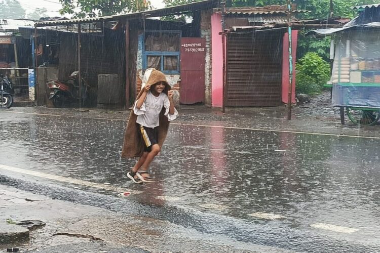 रांची सहित आसपास के क्षेत्रों में रविवार दोपहर बाद मौसम का मिजाज अचानक बदल गया !