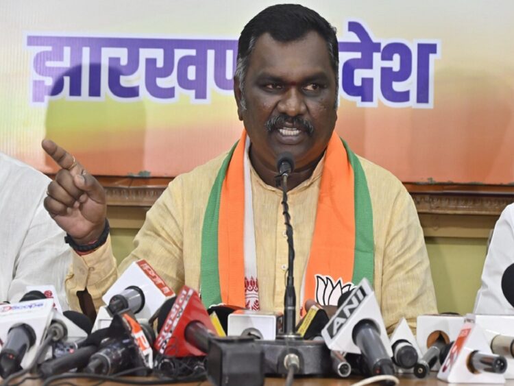 आगरा के पागलखाने में ही स्वास्थ्य मंत्री का समुचित इलाज संभव – अमर कुमार बाऊरी !