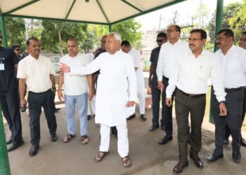 सीएम नीतीश कुमार ने  शहर में विभिन्न निर्माणाधीन योजनाओं का किया निरीक्षण !