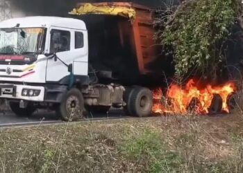 एक बॉक्साइट लदा एक ट्रक अचानक आग की चपेट में आ गया