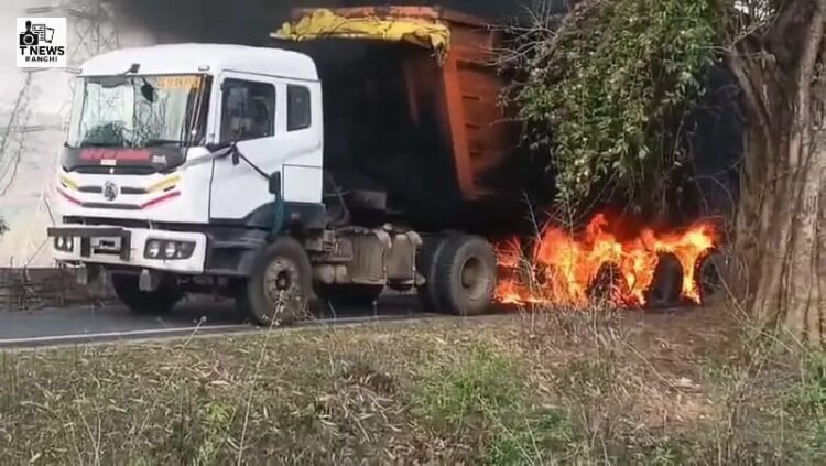 एक बॉक्साइट लदा एक ट्रक अचानक आग की चपेट में आ गया