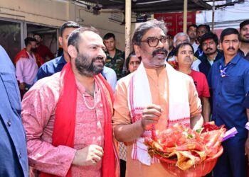 झारखंड  मुख्यमंत्री  हेमन्त सोरेन ने मां कामाख्या मंदिर में की पूजा-अर्चना !