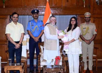 राज्यपाल  संतोष कुमार गंगवार ने आज अंजनी चौधरी द्वारा लिखित पुस्तक का लोकार्पण किया !