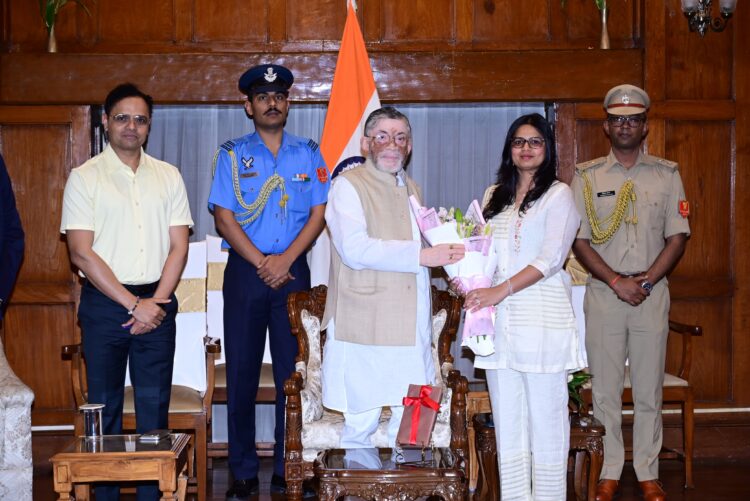 राज्यपाल  संतोष कुमार गंगवार ने आज अंजनी चौधरी द्वारा लिखित पुस्तक का लोकार्पण किया !