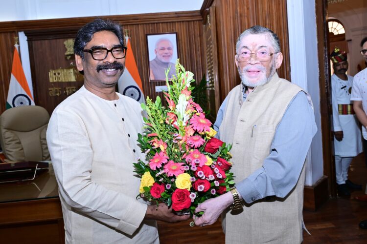 झारखंड राज्यपाल  संतोष कुमार गंगवार से मुख्यमंत्री हेमंत सोरेन आज शिष्टाचार भेंट की !