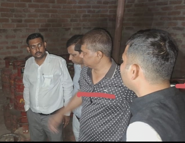 चुटिया में गैस कालाबाजारी का भंडाफोड़ !