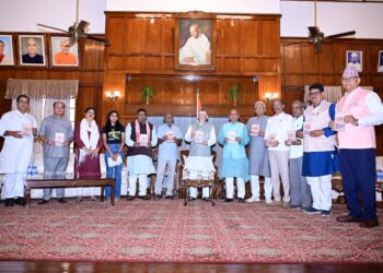 राज्यपाल  संतोष कुमार गंगवार ने पुस्तक ‘पुनर्नवा’ का लोकार्पण किया !
