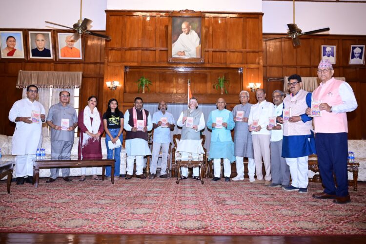 राज्यपाल  संतोष कुमार गंगवार ने पुस्तक ‘पुनर्नवा’ का लोकार्पण किया !