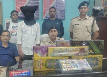 प्रतिबंधित पटाखे रखने वाले और शराब तस्कर को गिरफ्तार किया गया !
