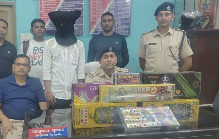 प्रतिबंधित पटाखे रखने वाले और शराब तस्कर को गिरफ्तार किया गया !