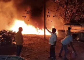रेलवे स्टेशन के दक्षिणी छोर पर स्थित रेलवे के अधिकृत पार्किंग में भीषण आग लग गई  !