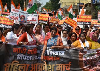 नारी शक्ति की गर्जना से विपक्षी दलों की हिली चूलें !