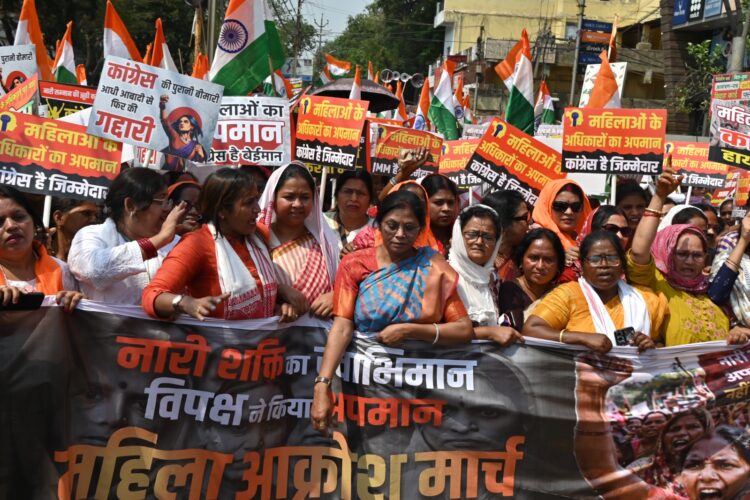 नारी शक्ति की गर्जना से विपक्षी दलों की हिली चूलें !