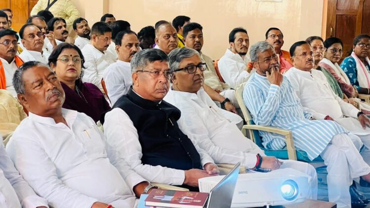 भाजपा नेताओं और कार्यकर्ताओं ने कार्यालय में मन की बात  को सुना !