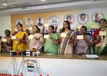 महिला कांग्रेस प्रधानमंत्री नरेंद्र मोदी को बेस्ट ड्रामा ऑफ द ईयर का अवार्ड देती है !