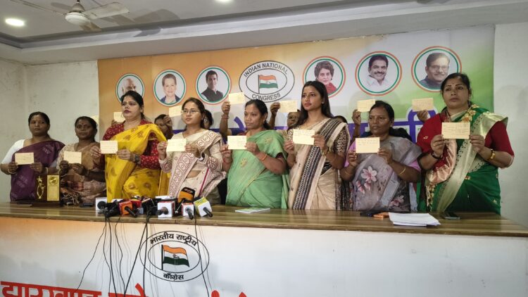 महिला कांग्रेस प्रधानमंत्री नरेंद्र मोदी को बेस्ट ड्रामा ऑफ द ईयर का अवार्ड देती है !