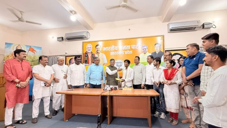 छात्रों को शिक्षा के क्षेत्र में आगे बढ़ाने के भाजपा सदैव संकल्पित : आदित्य साहू !