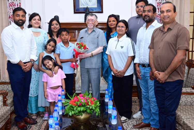 राज्यपाल  संतोष कुमार गंगवार से नन्हें प्रतिभाशाली बालक इशांक ने अपने परिजनों  भेंट की !