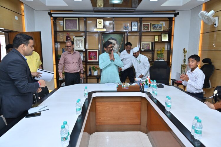 मुख्यमंत्री  हेमन्त सोरेन से रांची के सात वर्षीय बाल तैराक इशांक सिंह ने की मुलाकात !