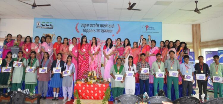 अर्पिता महिला मंडल द्वारा मेधावी विद्यार्थियों को सैमसंग टैबलेट दे कर सम्मानित किया !