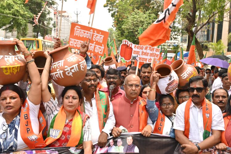 पानी बिजली संकट पर रांची में भाजपा का घड़ा फोड़ आक्रोश प्रदर्शन कार्यक्रम !
