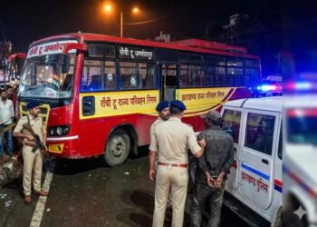 रात अपराधियों ने एक यात्री बस को निशाना बनाते हुए फायरिंग कर दी !