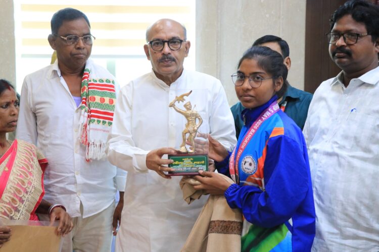 झारखंड विधानसभा अध्यक्ष ने  इंटरनेशनल एयर गन राइफल शूटिंग चैंपियनशिप स्मृति-चिह्न सम्मानित किया !